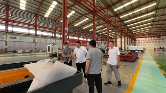 長沙精城特瓷公司的客戶，到公司商討研磨方案，定制磨床