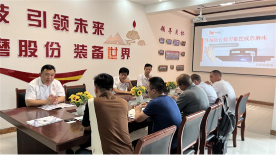俄羅斯客戶，不遠萬里，到廠參觀，訂購磨床